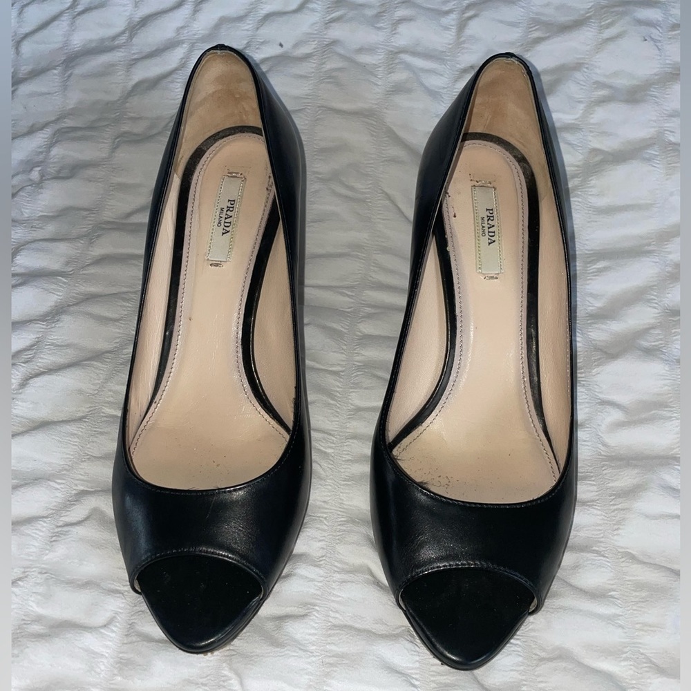 Black Prada Size 38 Peep-toe Pumps